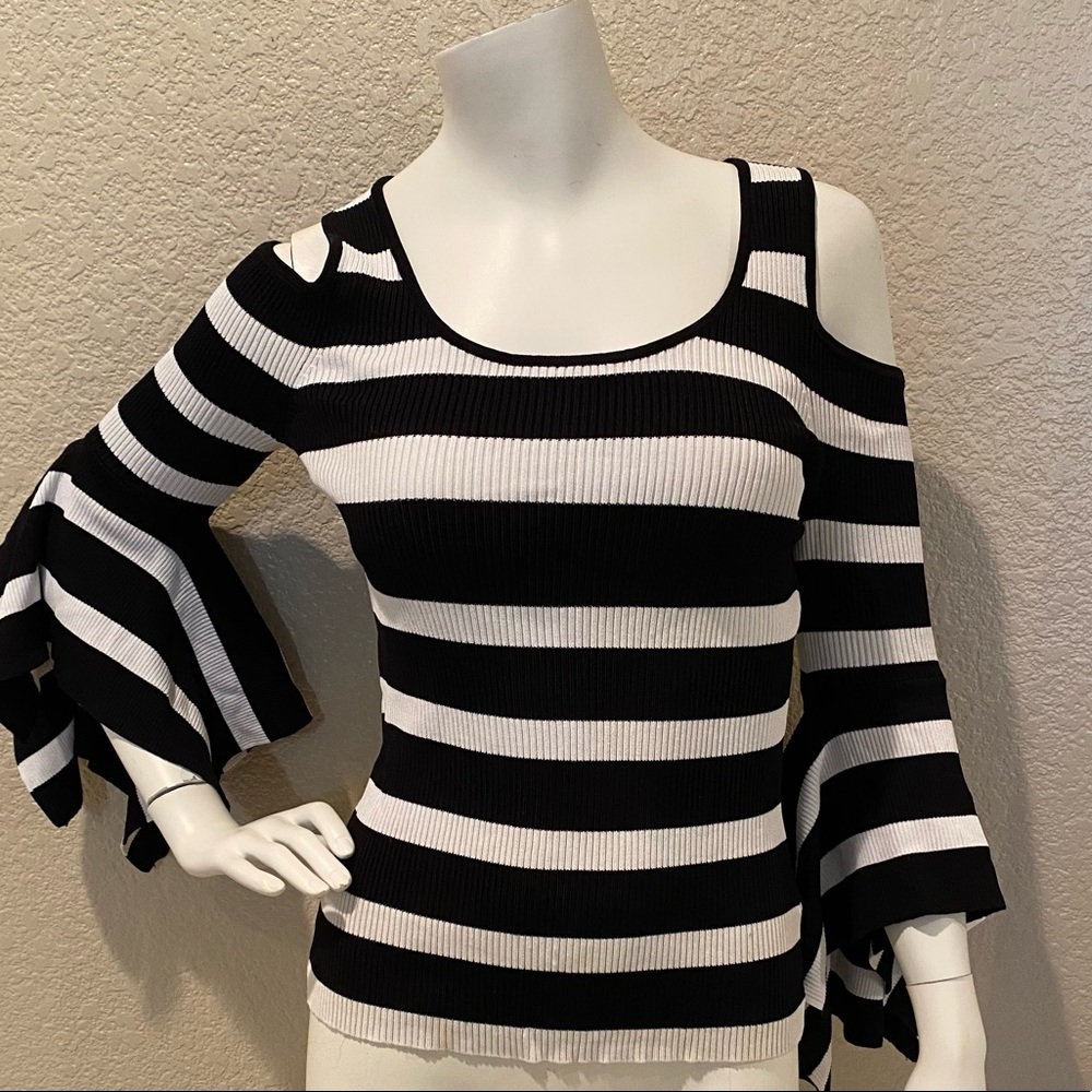 Scripted knit top flare bell sleeves and  cut out shoulders